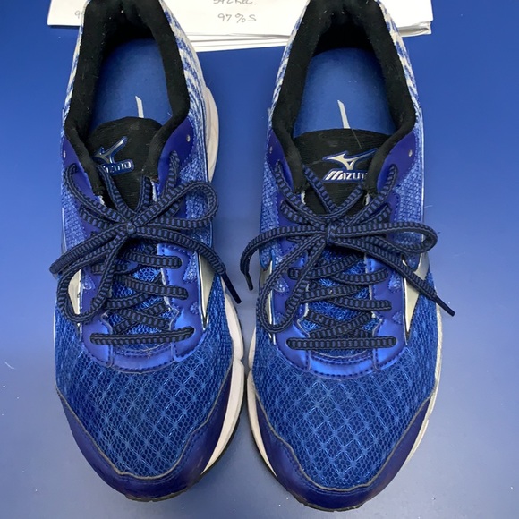 Nike running shoes. - Picture 2 of 6